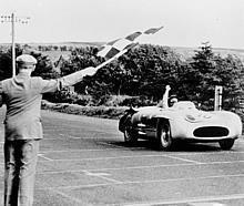 Tourist Trophy Race, Dundrod-Circuit in Nordirland, 17. September 1955. Das Sieger-Fahrerteam Stirling Moss/John Fitch (Startnummer 10) auf Mercedes-Benz Typ 300 SLR (W 196 S). Stirling Moss fährt durch Ziel.